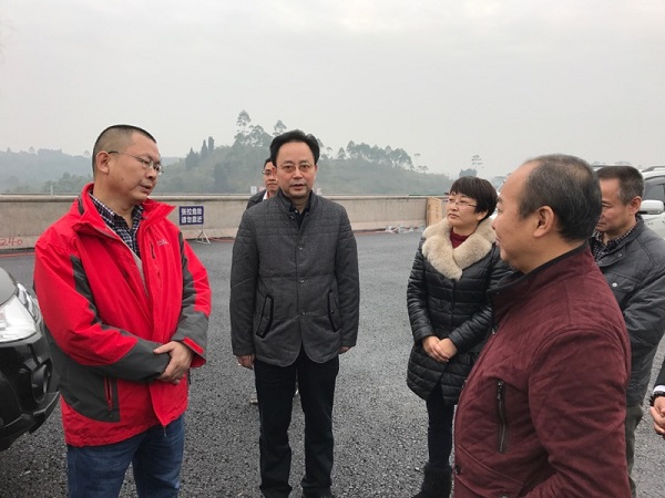 乐山市交委主任何金文一行视察仁沐新高速仁井试验段建设进展情况