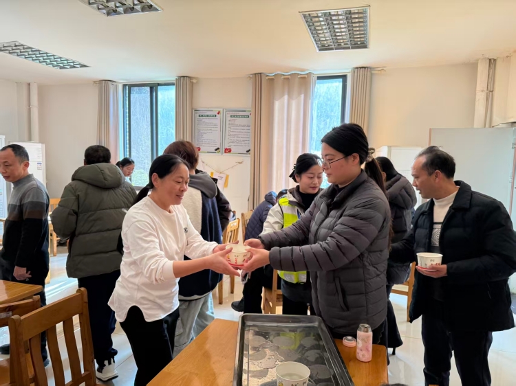 大巴故障滞留 钟祥收费站暖心送餐暖归途