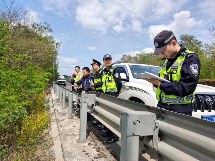 仁沐公司联合“一路三方”开展清明节前道路安全隐患大排查